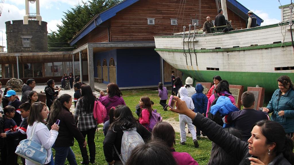 Público del museo en el "patio de los recuerdos"