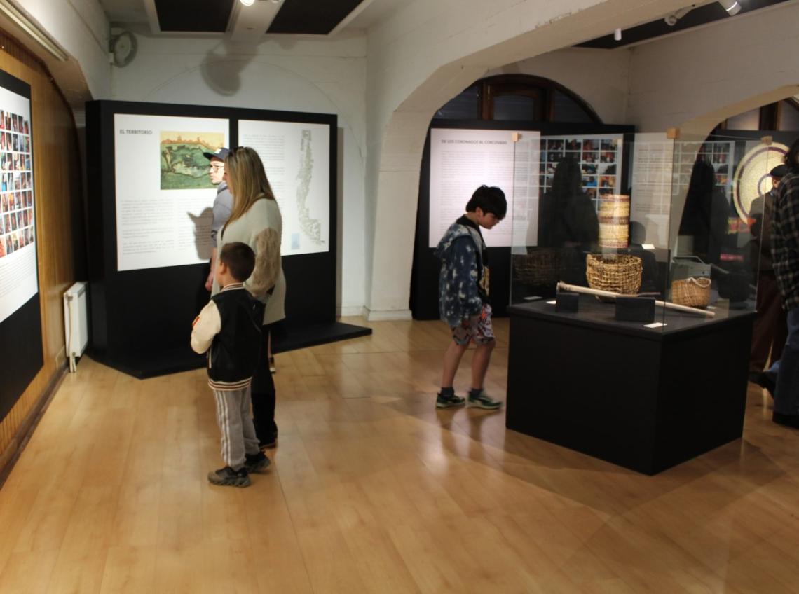 Visitantes en exposición temporal Chiloé más allá de la provincia