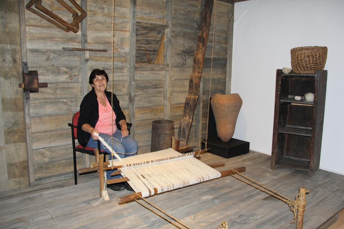 En la imagen, Sara Mayorga tejiendo una sabanilla para la exposición temporal «Martens en Chiloé, 1834» (Sala Challanco, enero del 2013).