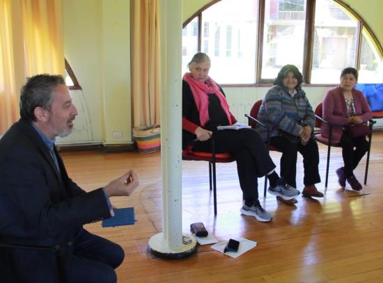 Encuentro Provincial de Tejedoras de Juncáceas. De izquierda a derecha: Saúl Pérez, Marijke van Meurs, Carmen Inaicheo y Adelina Soto